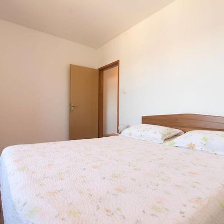 Apartments Jaksa Vis Exterior photo