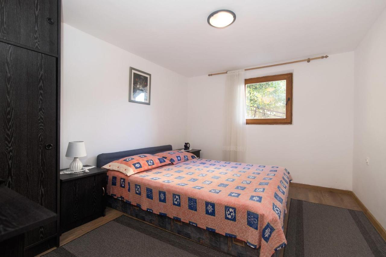 Apartments Jaksa Vis Exterior photo