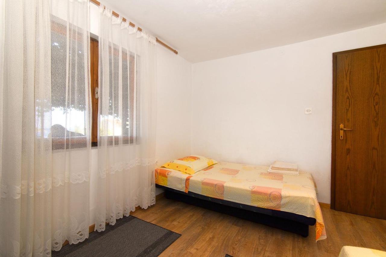 Apartments Jaksa Vis Exterior photo