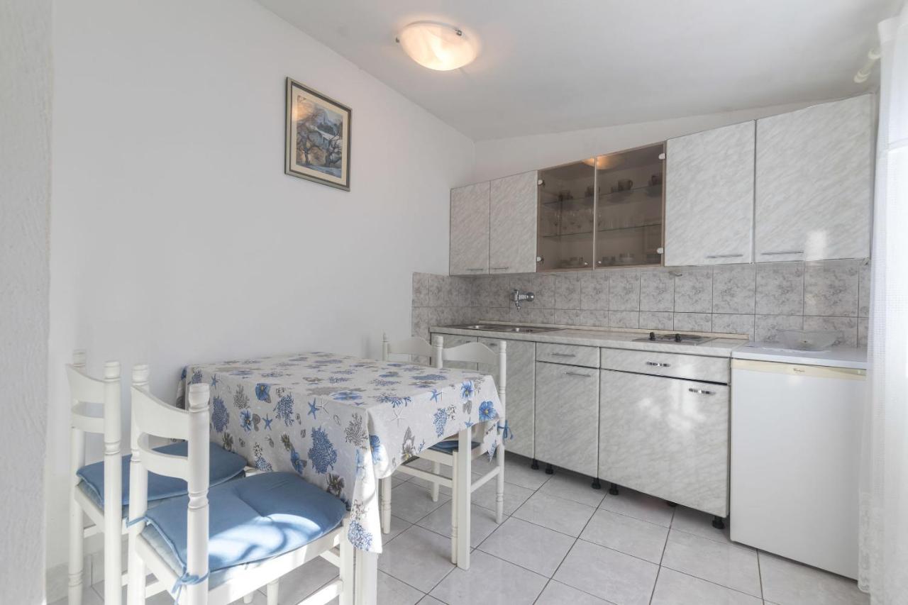 Apartments Jaksa Vis Exterior photo