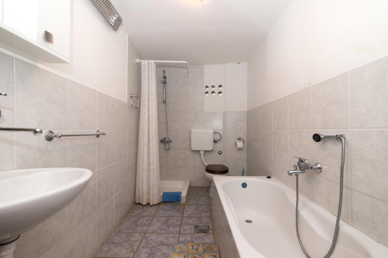 Apartments Jaksa Vis Exterior photo